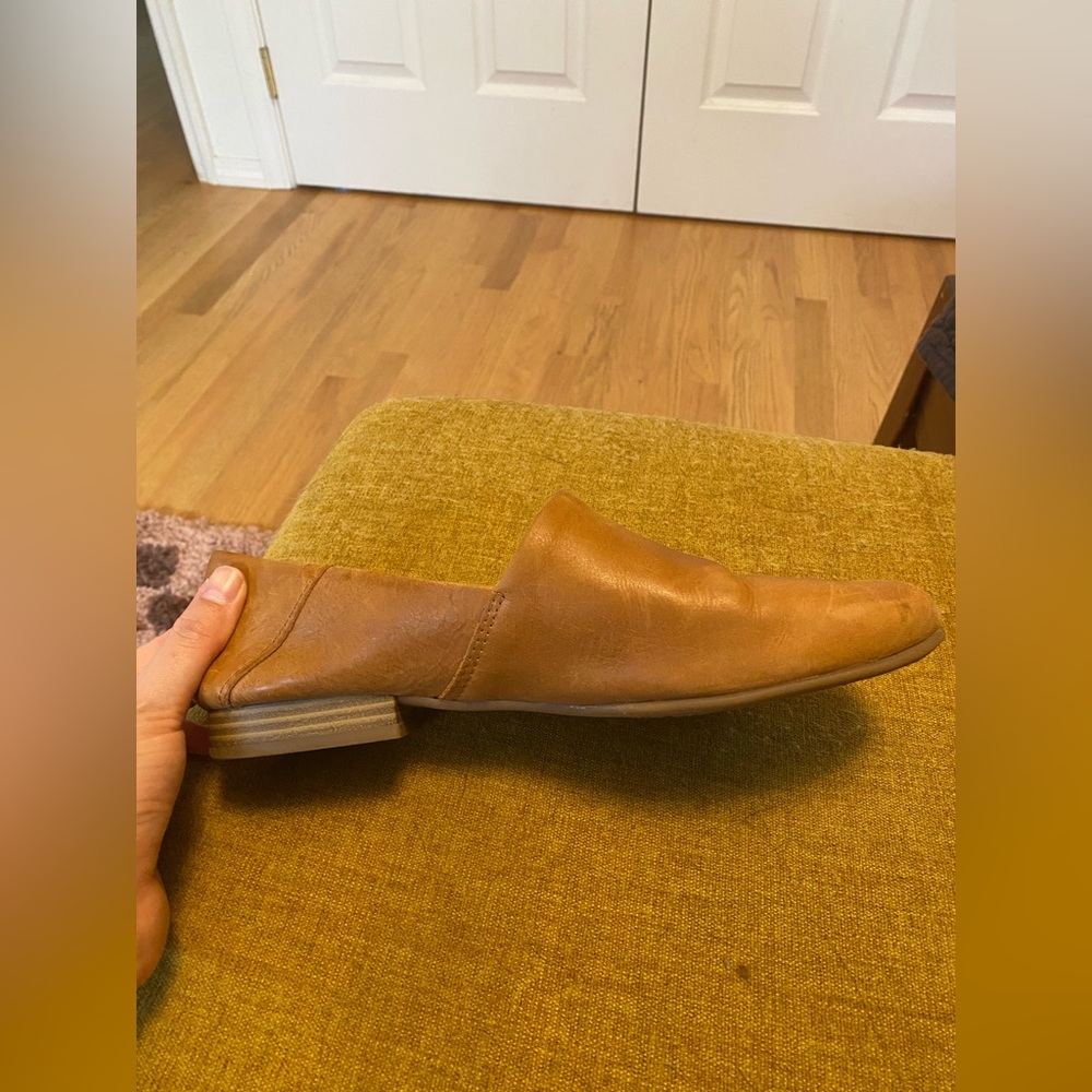 b.o.c. Women’s Tan Leather Slip-On’s Size 9.5 - Picture 5 of 5
